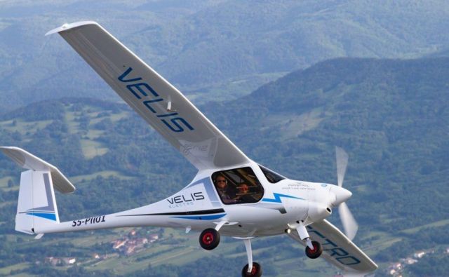 Velis Electro je dvosedežno letalo, namenjeno predvsem šolanju pilotov. FOTO: Pipistrel