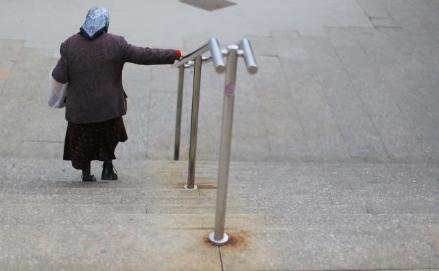 Dve tretjini vseh upokojencev, ki živijo z nižjimi dohodki od praga tveganja revščine, so ženske. FOTO: Tomi Lombar/Delo