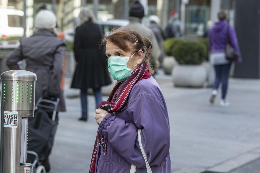 FOTO:Okuženih je že skoraj 7,5 milijona ljudi, prihaja pa obetavno zdravilo