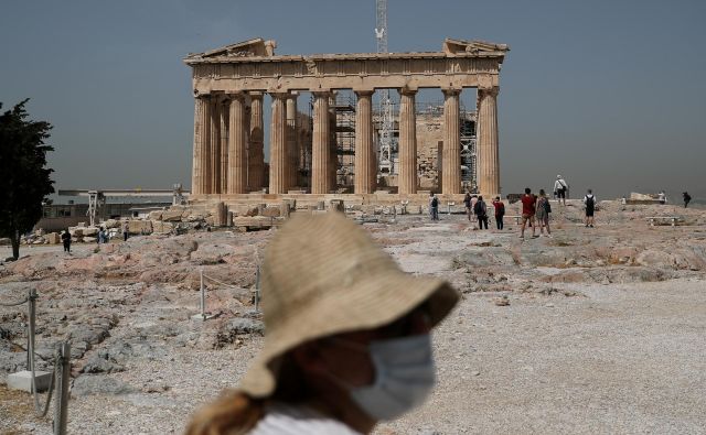 Obrazne maske so stalnica grškega turizma. Od uspeha sezone je odvisna finančna sposobnost Grčije. FOTO: Alkis Konstantinidis/Reuters