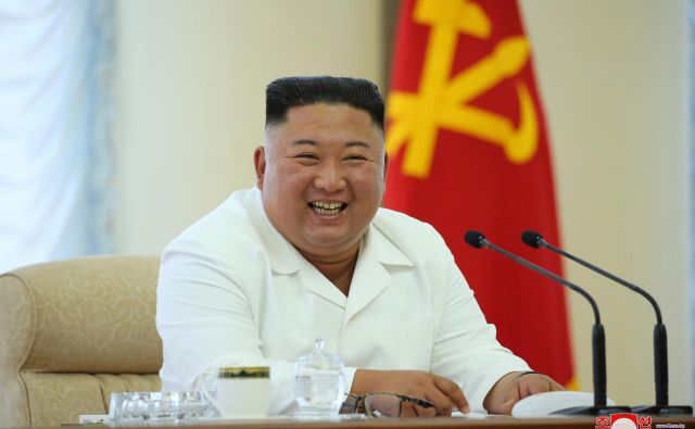 Severnokorejski voditelj Kim Džong Un na zasedanju političnega urada delavske partije. FOTO: KCNA/Reuters