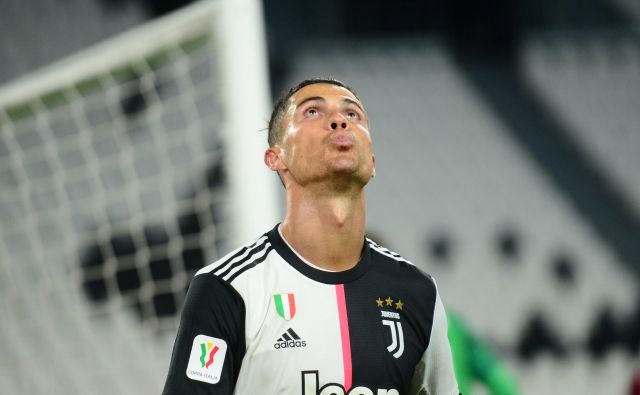 Cristiano Ronaldo ni bil uspešen iz 11-metrovke, a njegov Juventus se je vseeno uvrstil v finale italijanskega pokala. FOTO: Reuters