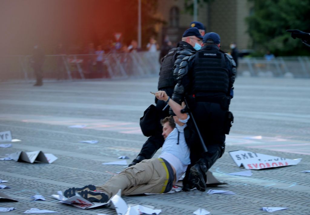 FOTO:Nekaj protestnikov skočilo prek ograje, policisti nekatere odpeljali na postajo