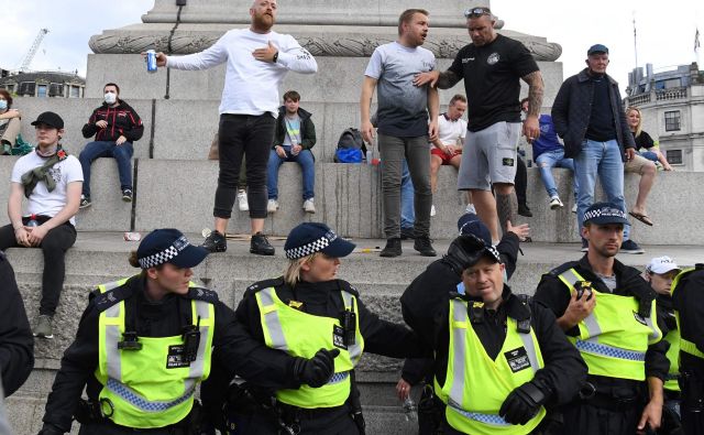 Protestniki zoper rasizem so se danes zbrali ob spomeniku admiralu Horatiu Nelsonu na londonskem Trafalgarskem trgu. FOTO: Daniel Leal-Olivas/AFP