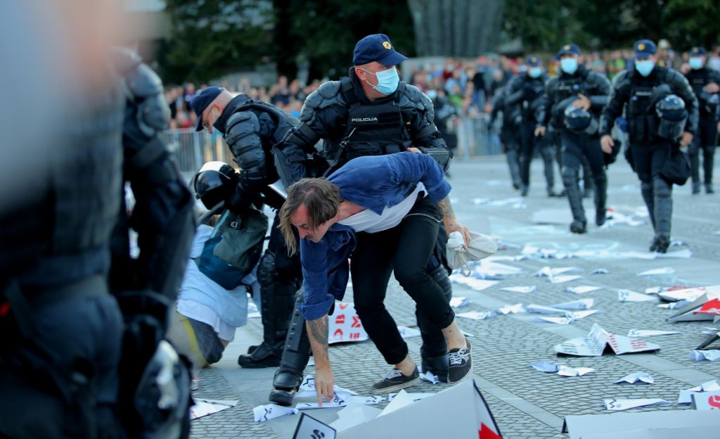 Policija sedmim protestnikom izdala plačilne naloge