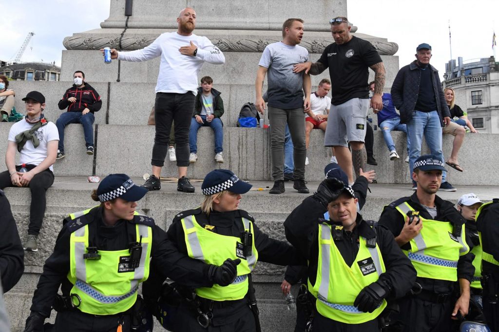 Na angleških in francoskih ulicah protestniki, prišlo je do spopadov s policisti