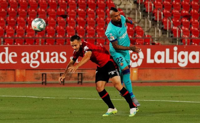 Arturo Vidal je že v 64. sekundi popeljal Barcelono v vodstvo proti Mallorc. FOTO: Albert Gea/Reuters