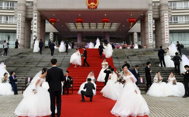 Med 1,4 milijarde ljudi, kolikor jih je na Kitajskem, je med mlajšimi od 40 let okoli 34 milijonov moških več kot žensk. Na vsakih 100 deklic se na Kitajskem rodi 117 dečkov. FOTO: Reuters