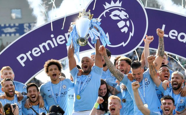 Takole so se lanskega 12. maja veselili naslova angleškega prvaka nogometaši Manchester Cityja. Letos bodo predali lovoriko nasledniku. FOTO: Toby Melville/Reuters