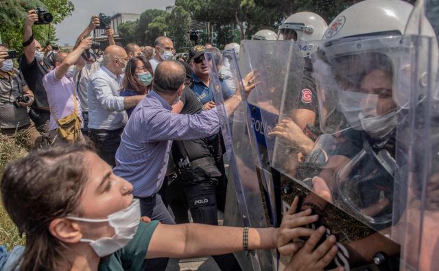 Turška vojaška operacija proti PKK je potekala dan pred kurdskimi demonstracijami. FOTO: Bulent Kilic/AFP