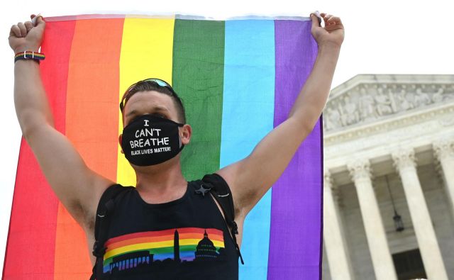 Protestnik za pravice LGBT+ delavcev pred ameriškim vrhovnim sodiščem v prestolnici Washington. Foto Jim Watson/Afp
