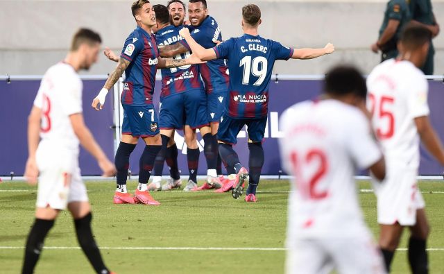 Takole so se veselili nogometaši Levanteja izenačujočega gola v izdihljajih tekme, s katerim so razveselili tudi druge tekmece Seville. FOTO: Jose Jordan/AFP