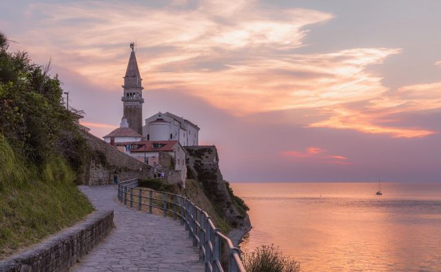 Pešpot med Fieso in Piranom se vije tik ob morju. Foto Jaka Ivančič