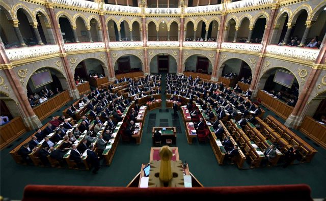 Parlament, v katerem ima večino vladajoča stranka Fidesz, je odpravo izrednih razmer potrdil s 192 glasovi za, nihče ni glasoval proti. FOTO: Attila Kisbenedek/AFP