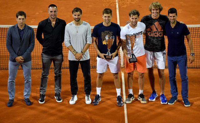 Beograjski teniški spektakel pod taktirko Novaka Đokovića (desno) so na igrišču, z leve, izpeljali Dušan Lajović, Viktor Troicki, Grigor Dimitrov, Filip Krajinović, Dominic Thiem in Alexander Zverev. FOTO: AFP