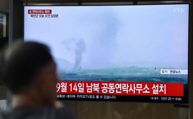 Severna Koreja je danes razstrelila urad za zvezo z Južno Korejo blizu Kesonga. Foto Jung Yeon-je/AFP