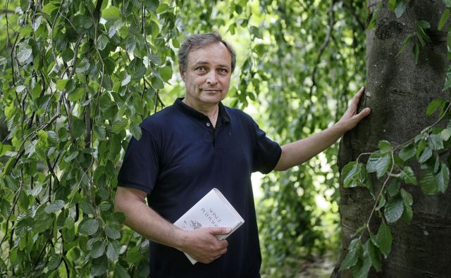 Pater Branko Cestnik je s prvencem Sonce Petovione finalist kresnika: Drugo stoletje v Petovioni fascinira po svoji dinamiki in raznolikosti. S priseljenci so prihajale različne kulture in verstva. FOTO: Blaž Samec/Delo