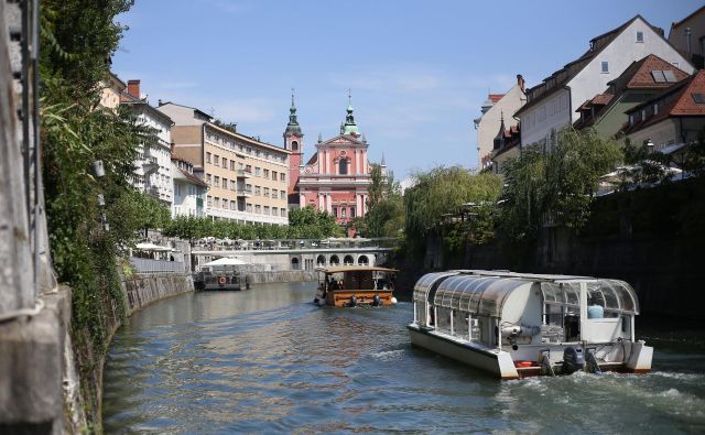 Ladijski promet na Ljubljanici, ki se je iz leta v leto povečeval, se je ob epidemiji popolnoma ustavil. FOTO: Leon Vidic/Delo