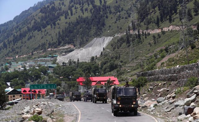 Indijski vojaki na poti v provinco Ladak na meji s Kitajsko. FOTO: Danish Ismail/Reuters