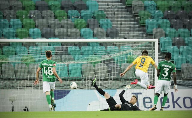 Zeleno-belo obrambno linijo z vratarjem Nejcem Vidmarjem so napadalci Brava preigravali kot za šalo. FOTO: Uroš Hočevar/Delo