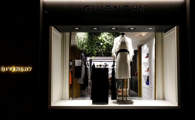 Predlani preminuli Hubert de Givenchy je bil eden zadnjih modnih oblikovalcev starega kova, ki je s Christianom Diorjem in Yvesom Saintom Laurentom po drugi svetovni vojni redefiniral francosko modo in z njo osvojil svet. Foto Regis Duvignau/ Reuters