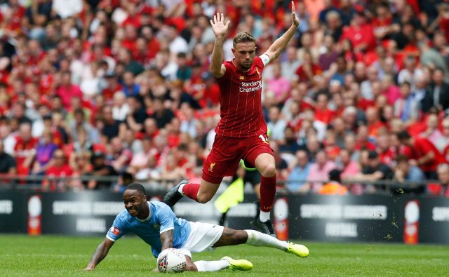 Liverpool (Jordan Henderson) in Manchester City (Raheem Sterling) se bosta srečala 2. julija. FOTO: AFP