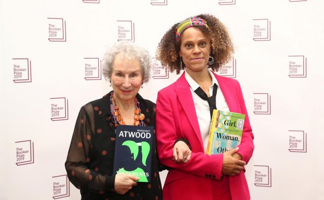Združenju temnopoltih avtorjev se je pridružila tudi  Bernardine Evaristo, ki je lani skupaj z Margaret Atwood dobila Bookerjevo nagrado za leposlovje. FOTO: Simon Dawson/Reuters