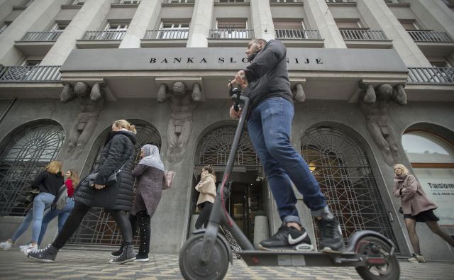 Kriza je v prvih štirih mesecih že krepko zarezala v dobičke bank, ugotavljajo v Banki Slovenije. FOTO: Leon Vidic/Delo