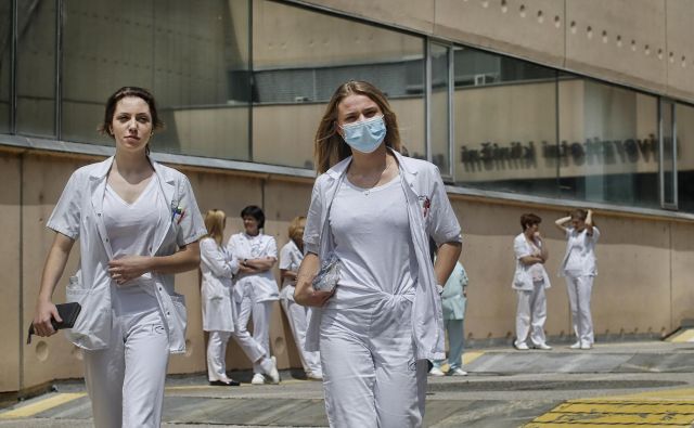 V zdravstvu so zaradi epidemije covida-19 omejili druge dejavnosti, zato je bilo tudi izplačil po dodatnih zdravstvenih zavarovanjih manj. FOTO: Blaž Samec