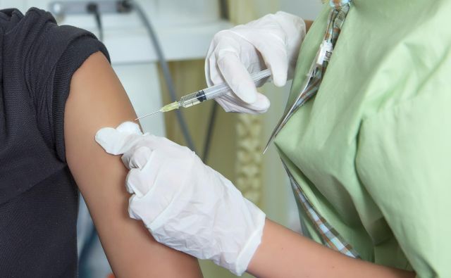 Svetovna zdravstvena organizacija (WHO) upa, da bo do konca leta na voljo vsaj eno cepivo proti covidu-19. Napovedi so vedno težavne, a če bodo sedanje raziskave potekale brez zapletov, bi lahko letos izdelali nekaj sto milijonov primerkov cepiva, drugo leto pa do dve milijardi, je danes v Ženevi ocenila vodja znanstvenikov WHO Soumya Swaminathan. FOTO: iStockphoto