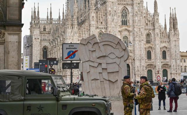 Italijanska vojska pred katedralo v Milanu na začetku epidemije covida-19. FOTO: Miguel Medina/AFP