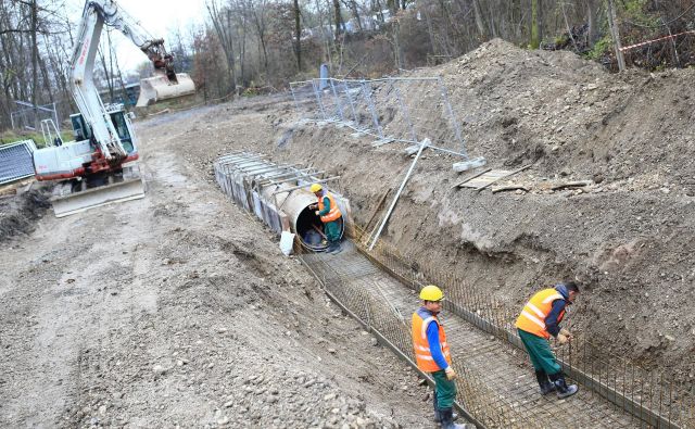 Triindvajset kilometrov kanalizacije bo zgradil konzorcij družb pod vodstvom Hidrotehnika. Dela naj bi bila končana do konca leta 2023. Fotografija je simbolična. Foto Tomi Lombar