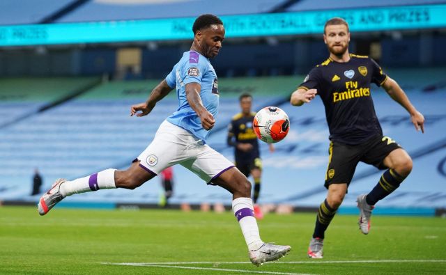 Raheem Sterling je takole zabil uvodni gol na derbiju Manchester Cityja in Arsenala. FOTO: Dave Thompson/Reuters