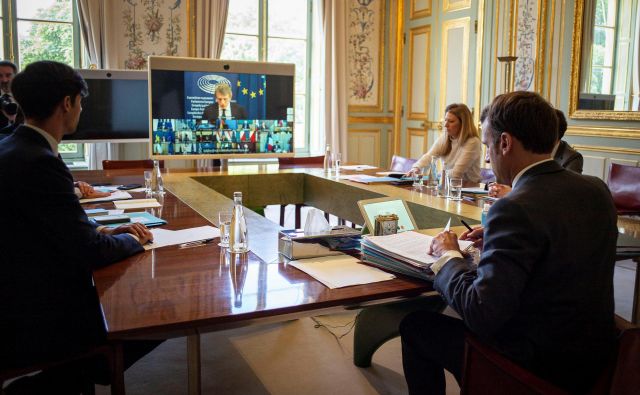 Francoski predsednik Emmanuel Macron med današnjim videovrhom EU. Pravih pogajanj ni bilo, voditelji so si le izmenjali stališča. FOTO: Eliot Blondet/Reuters