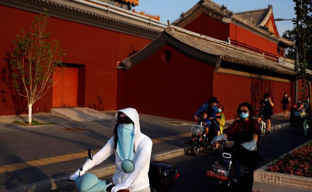 Odkar se je začel virus širiti po Pekingu, so testirali več kot 450.000 prebivalcev. Foto: Thomas Peter/Reuters