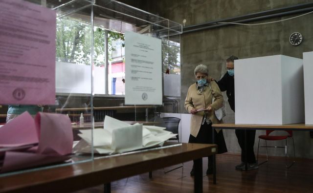 V Srbiji so v nedeljo potekale parlamentarne in lokalne volitve. FOTO: Oliver Bunic/AFP