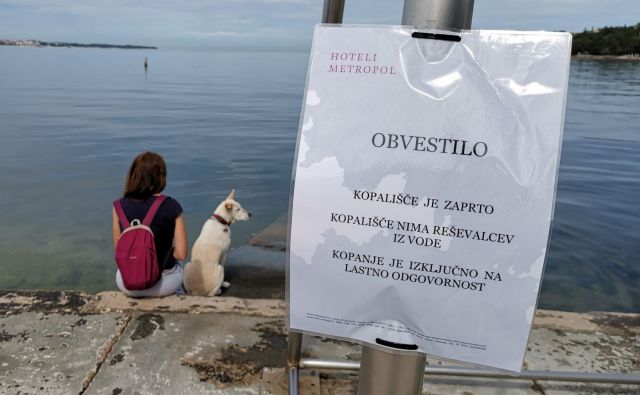 Uspešni turistični strategi dosegli zaprtje dela portoroške plaže. Foto Boris Šuligoj