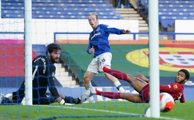 Tom Davies je takole zadel vratnico, po kateri so si nogometaši Liverpoola vidno oddahnili. FOTO: Jon Super/Reuters