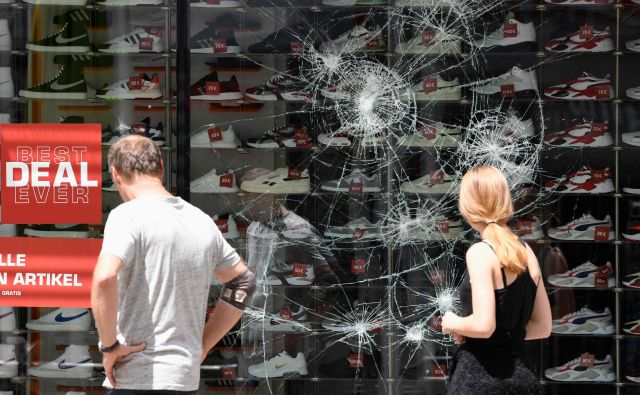 Posledice nasilja in divjanja več sto ljudi v Stuttgartu minuli konec tedna. Foto: Thomas Kienzle/Afp