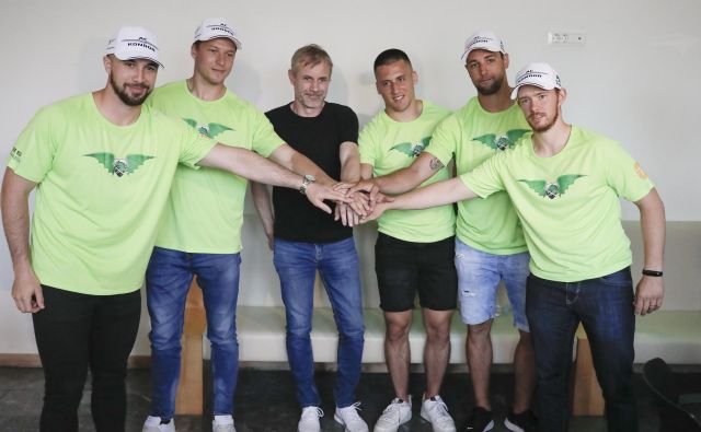 Hokejisti Olimpije z novim trenerjem Ivom Janom, v sredini, napeto pričakujejo izzive v novi sezoni. FOTO: Uroš Hočevar