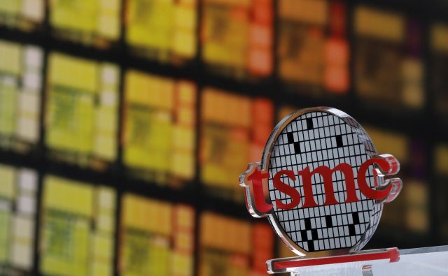 Podjetje TSMC se je znašlo med dvema nasprotnikoma v spopadu za tehnološko prevlado.<br />
FOTO: Tyrone Siu/Reuters