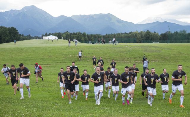 Nogometaši Mure so po pokalnem zmagoslavju na Brdu stekli tudi do najbolj zvestih navijačev, ki so jih spodbujali za ograjo NNC Brdo. FOTO: Jure Banfi/Sobotainfo