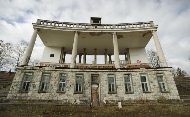 Plečnikov stadion v Ljubljani: Želimo si, da bi se projekt obnove in oživitve bežigrajskega stadiona čim prej uresničil, saj v žalostnem stanju, v katerem danes je, opozarja na stranpoti, na katere smo kot družba zašli pri varovanju naše kulturne dediščine. FOTO: Leon Vidic/Delo