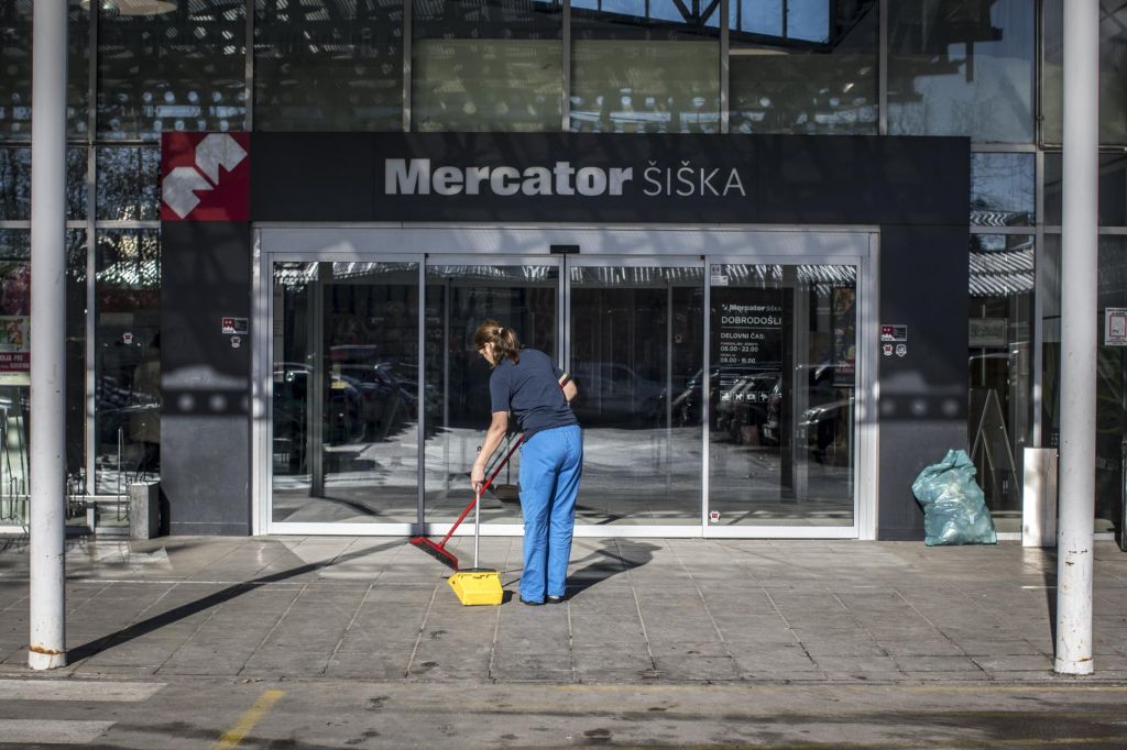 Zaradi zaprtih nedelj prodajalci ob enomesečno plačo v letu dni