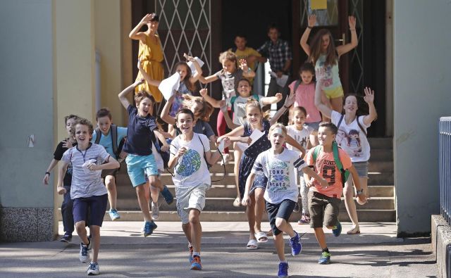 Zadnjega šolskega dne se verjetno prav tako, če ne morda še bolj, tokrat veselijo učitelji in ravnatelji. (Fotografija je simbolična.) FOTO: Leon Vidic/Delo