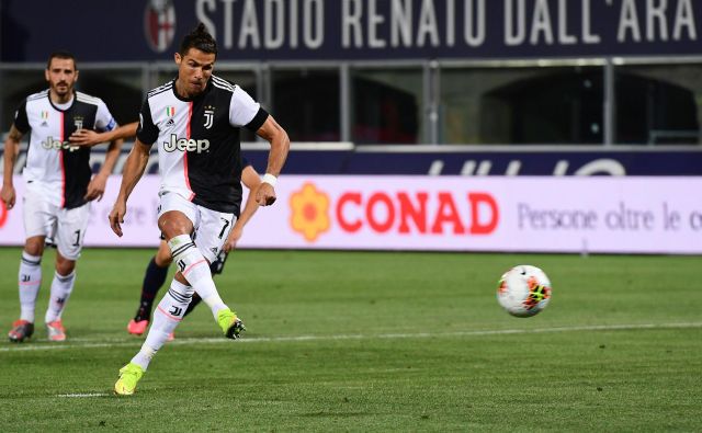 V Bologni je Cristiano Ronaldo po svojem osmem golu z enajstih metrov v tej sezoni v serie A prekosil tudi doslej najučinkovitejšega rojaka v zgodovini italijanskega prvenstva  Ruia Costo. FOTO: Miguel Medina/AFP