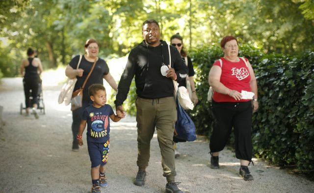 Solidarnostni pohod na Rožnik z begunci in migranti. FOTO: Jure Eržen/Delo