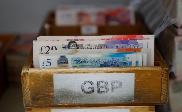 Tudi britanski denar je žrtev brexita. FOTO: Leonhard Foeger/Reuters