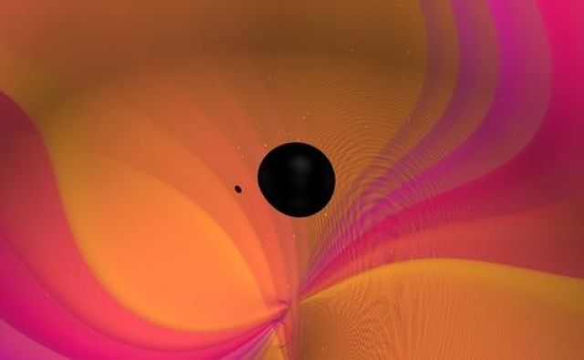 Ilustracija dogodka GW190814. Čran luknja je bila 9,2 krat masivnejša od skrivnostnega objekta. FOTO: N. Fischer, S. Ossokine, H. Pfeiffer, A. Buonanno (Max Planck Institute for Gravitational Physics), Simulating eXtreme Spacetimes (SXS) Collaboration. 