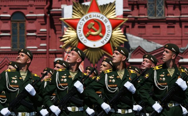 Ruski vojaki med tradicionalno vojaško parado na moskovskem Rdečem trgu. FOTO: Ramil Sitdikov/REUTERS